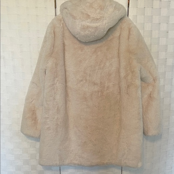 DKNY Plush Winter White Teddy Jacket Size XL PTP 26” EUC - Picture 7 of 13